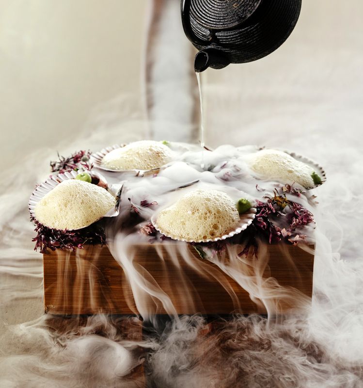 Vieiras con granizado marino, plato del menú de Basque Madrid