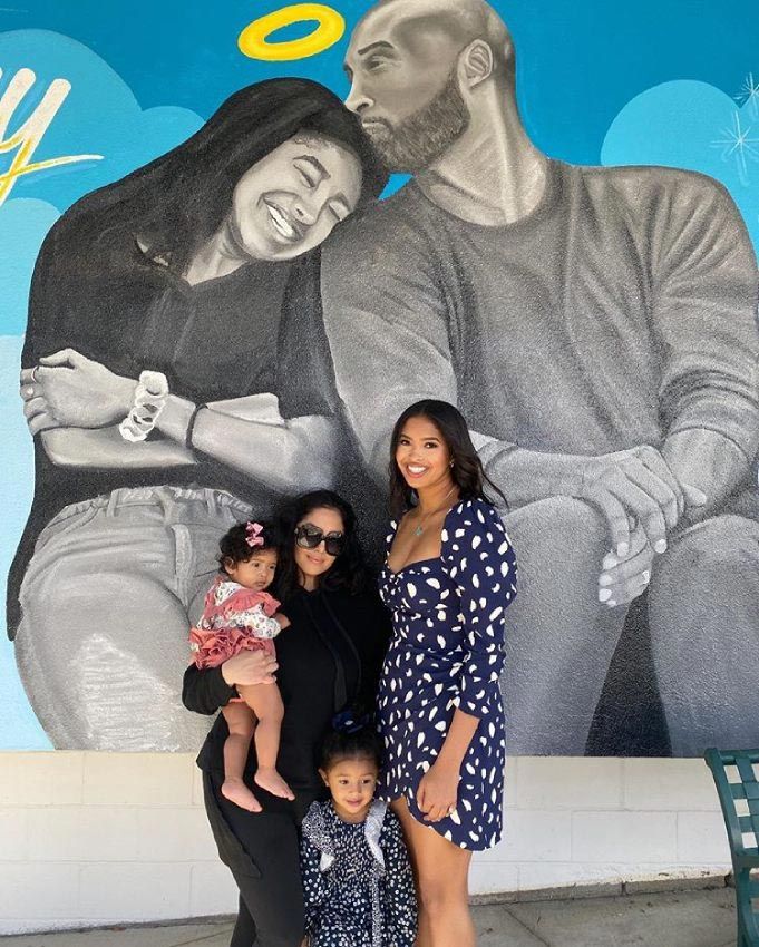 Vanessa Bryant y sus hijas frente a un mural de Kobe Bryant y Gigi