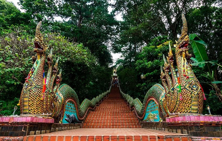 Escaleras de dragones al templo Doi Suthep, Chiang Mai, Tailandia