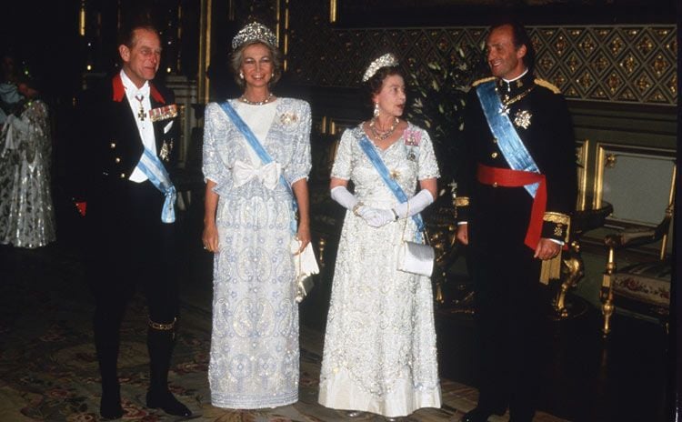 En abril de 1986, Isabel II y su marido, el duque de Edimburgo, ofrecieron una cena en honor a don Juan Carlos y a doña Sofía en el Castillo Windsor, en el que sería el último viaje de Estado de los soberanos españoles al Reino Unido
