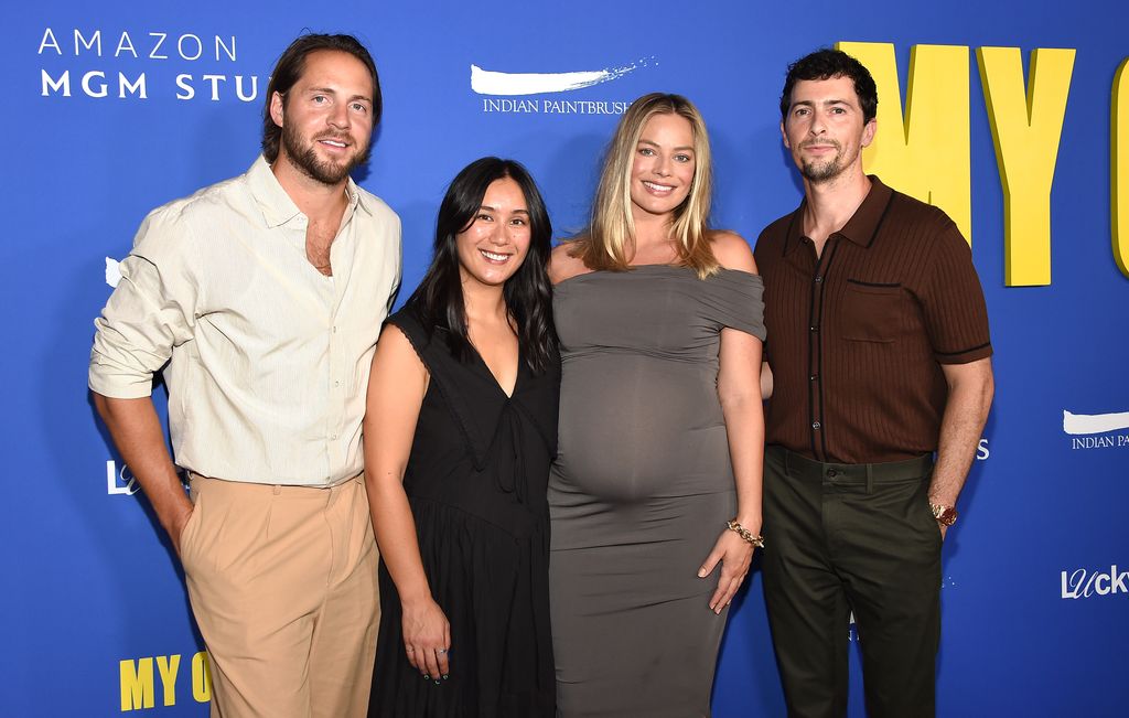 Tom Ackerley, Bronte Payne, Margot Robbie y Joey McNamara en la proyección de 'My Old Ass' en Los Angeles, el 9 de septiembre de 2024