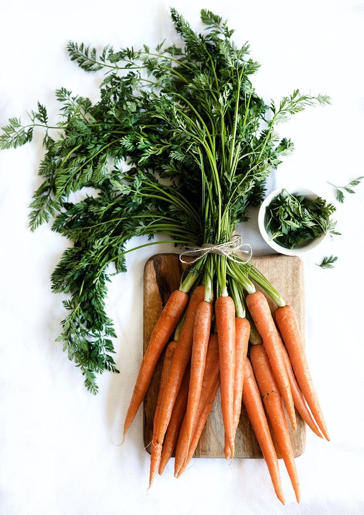 Zanahorias sobre tabla de madera