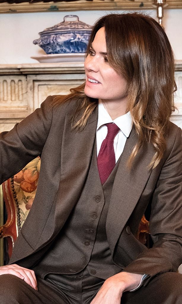 Alejandra de RojasVestida con un look “dandy” de lo más masculino: chaqueta, camisa, chaleco,