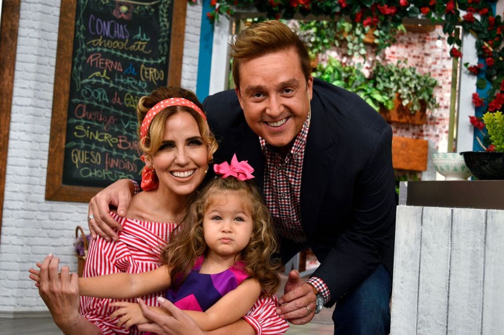 Raquel Bigorra y Daniel Bisogno posando con la pequeña Rafaella, hija de ella, en el show 'Cocineros Mexicanos', en 2015. 