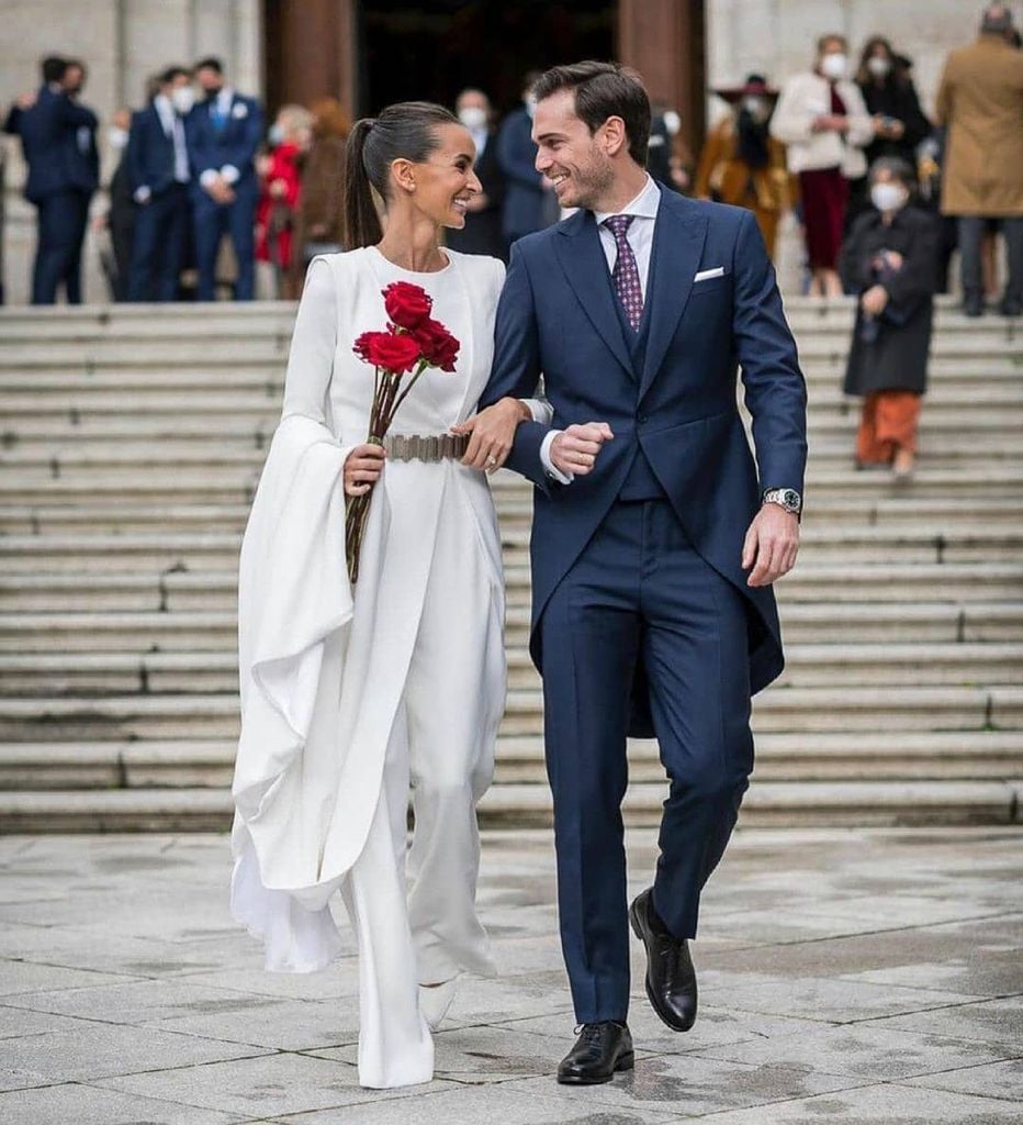 Vestido de novia con cinturón y mono