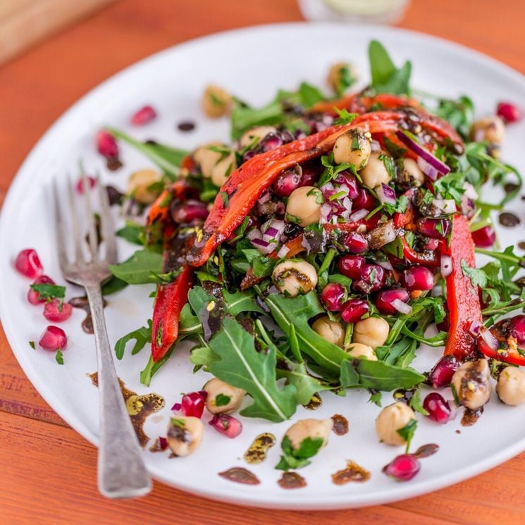 Ensalada de garbanzos, granada y pimientos asados
