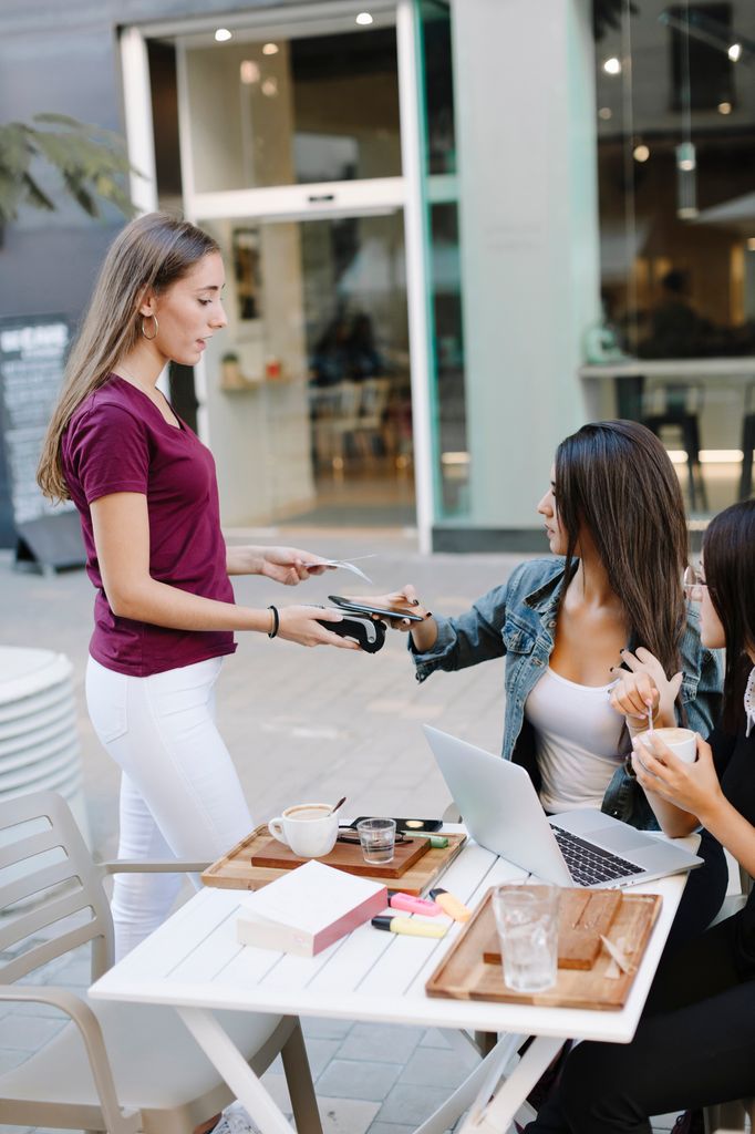 chicas cafeteria