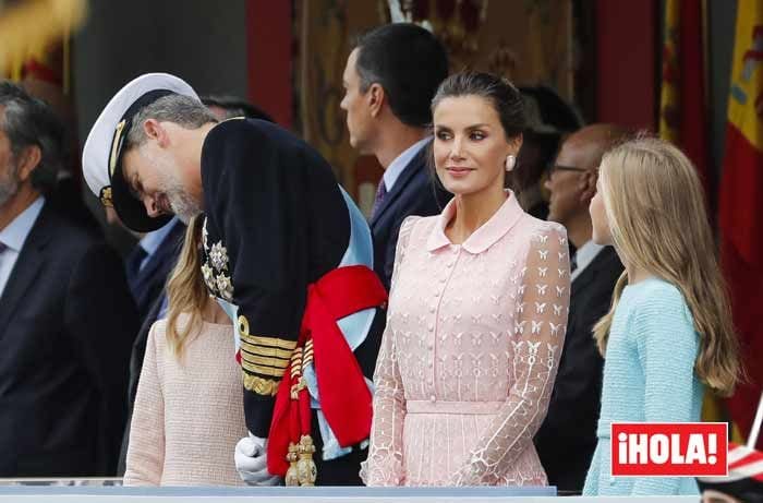 La princesa Leonor, la otra protagonista del desfile bajo la atenta mirada de su hermana Sofía 