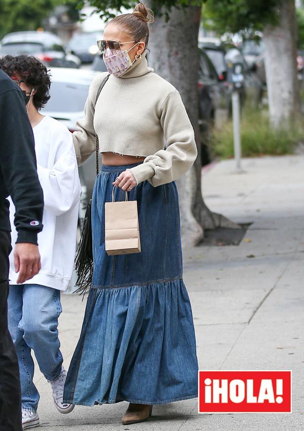 Jennifer Lopez con falda vaquera