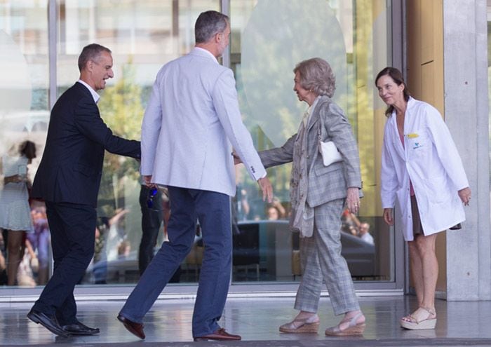 El rey Felipe VI y su madre, la reina Sofia, con los médicos