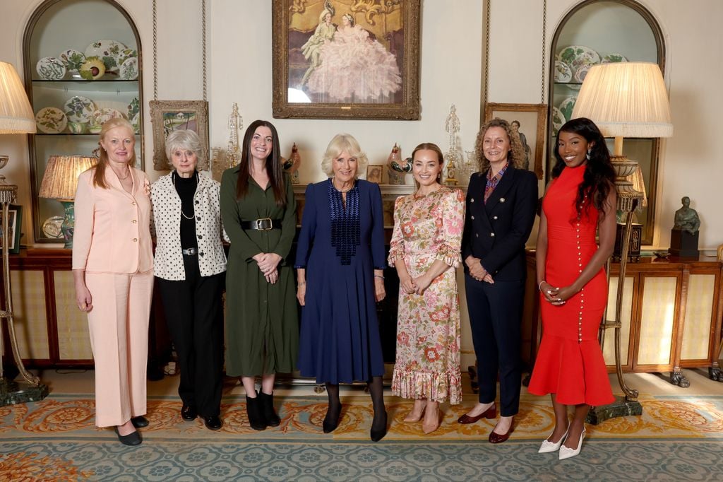 La reina Camilla con algunas de las mujeres que aparecen en su documental durante una recepción especial en el Palacio de Buckingham en el que se visionó por primera vez la producción de la ITV. De izquierda a derecha: Hetti Barkworth Nanton, Diana Parkes, Emma Armstrong, Alice Liveing, Sharon Baker y Rehema Muthamia 