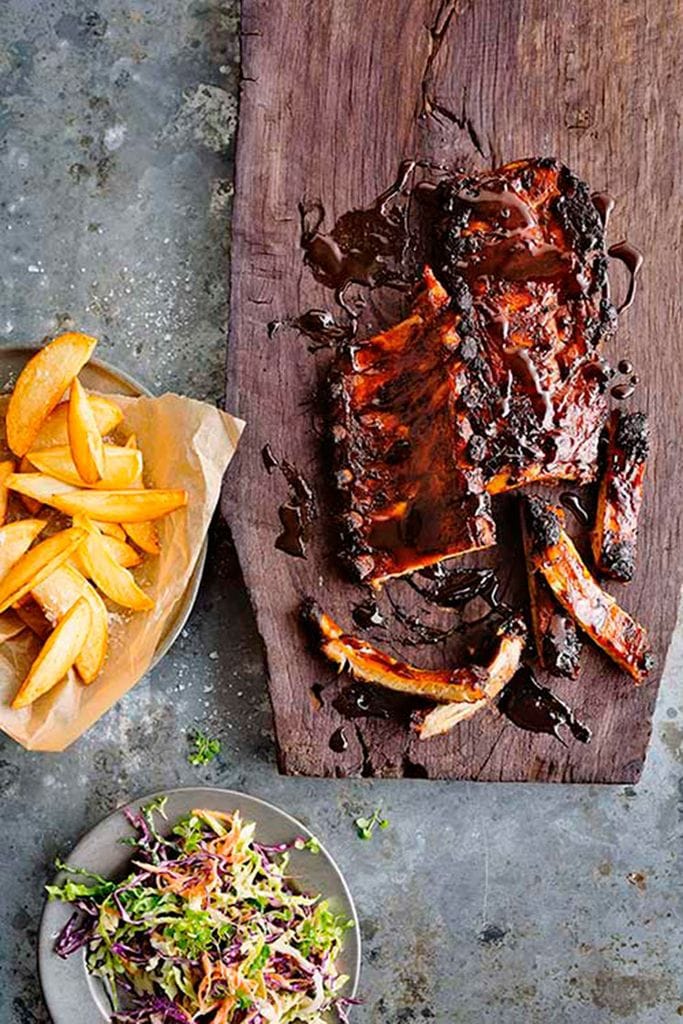 Costillas de cerdo glaseadas con salsa 'hoisin' y piña