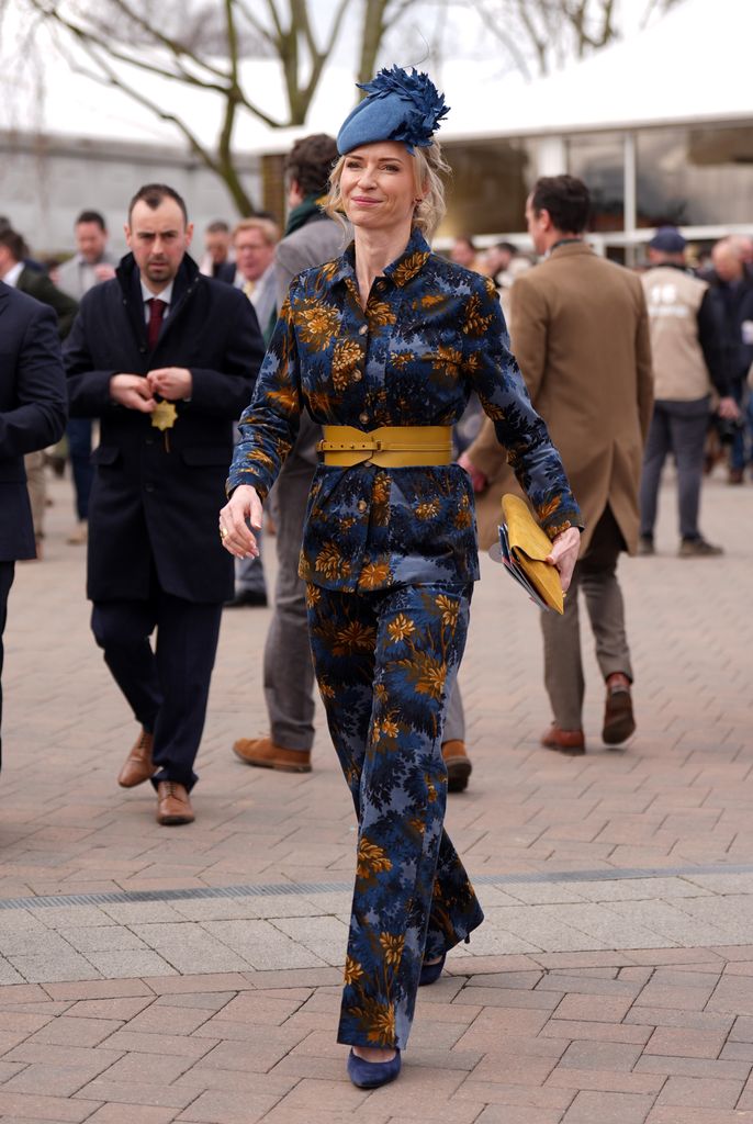 Look de invitada con traje satinado estampado en el Cheltenham 2025