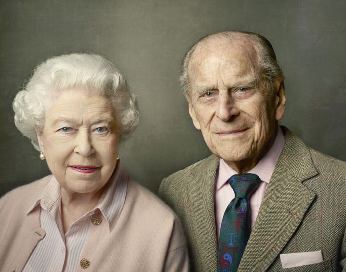 Imagen oficial de la reina Isabel y el Duque de Edimburgo que acaba de hacer pública la Casa Real británica.

Foto: Annie Leibovitz
