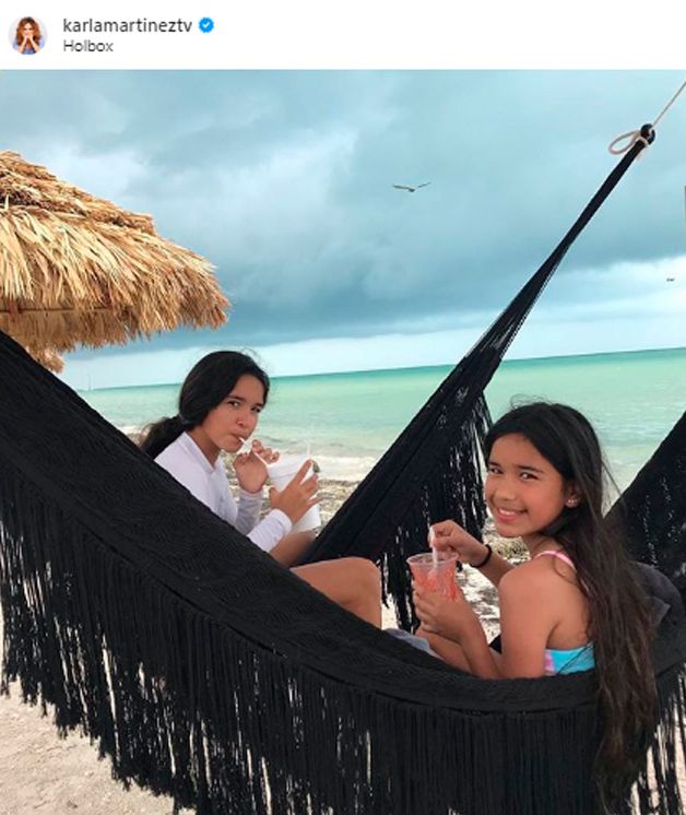 Karla Martínez y sus hijas 