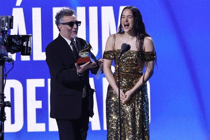 Fito Páez entregando un premio a Rosalía