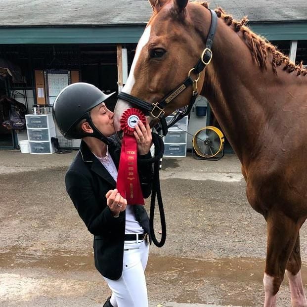 Kaley Cuoco practicando equitación