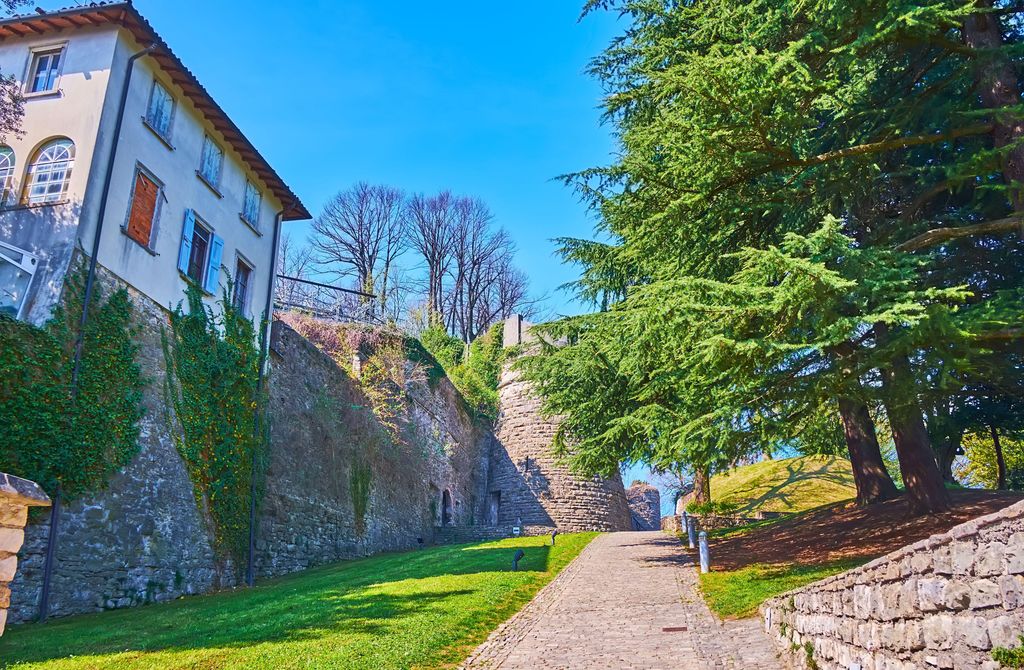 Un agradable paseo empedrado conecta la ciudad alta con el Castillo de San Virgilio.