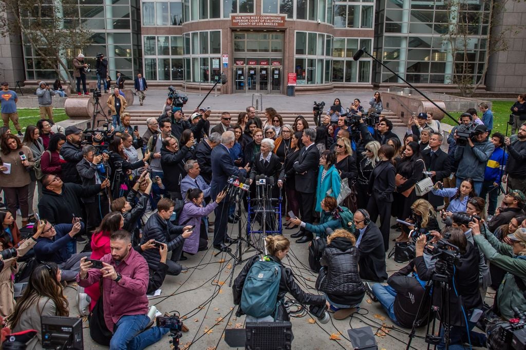 Joan VanderMolen, tía materna de los hermanos Menéndez rodeada de una gran expectación a las puertas  del tribunal de Van Nuys West en Los Ángeles  