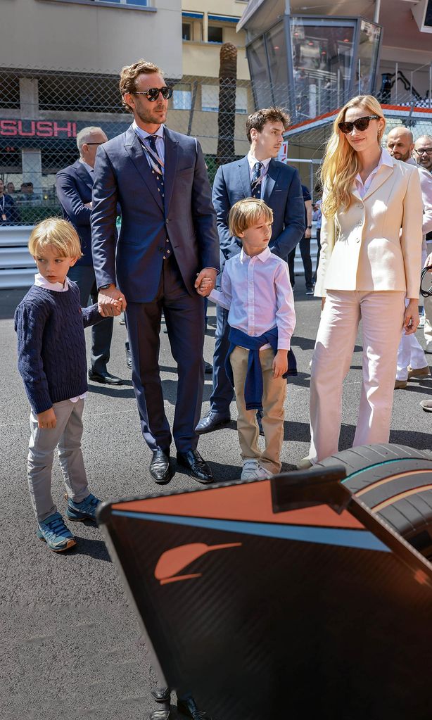 HOLA4112 BEATRICE BORROMEO Y PIERRE CASIRAGHI CON SUS HIJOS