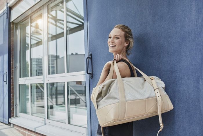 mujer con una bolsa de gimnasio