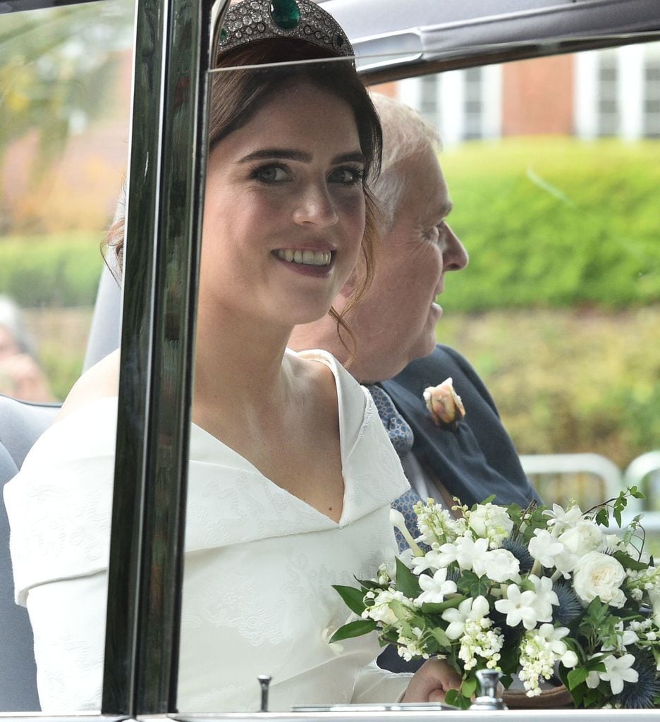 Eugenia de York llega a su boda en St. Georges Chapel acompañada de su padre, e príncipe Andrés