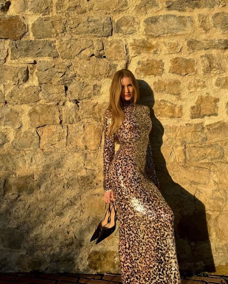 Las claves de Rosie Huntington-Whiteley para vestir elegante con 'animal print' y lentejuelas