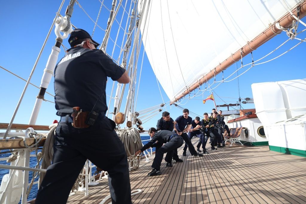 Así trabajan los guardamarinas de Elcano, con la princesa Leonor a bordo, para cruzar el Atlántico