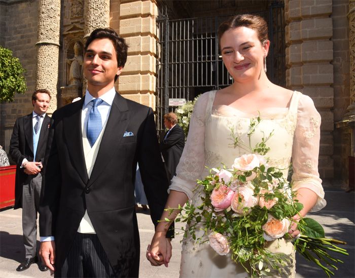 Los novios salen de la iglesia