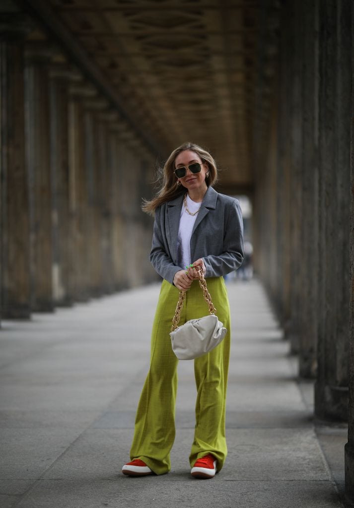 Looks con zapatillas rojas para ir a la moda