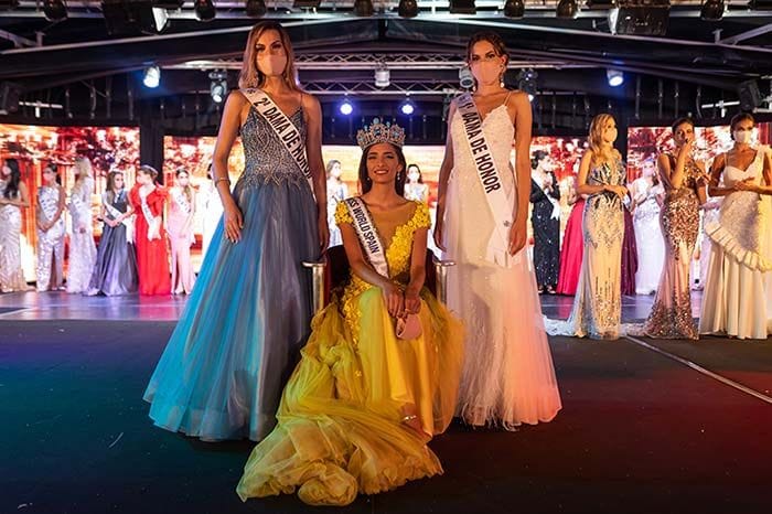 Ana García posando con la corona de Miss World Spain