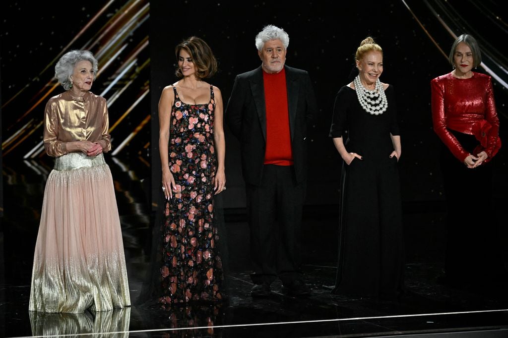 Marisa Paredes, Penélope Cruz, Pedro Almodóvar, Cecilia Roth y Antonio San Juan en los Premios Goya 2024