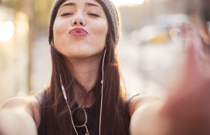 Chica dando un beso a cámara