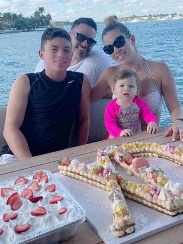 Ximena Duque con su esposo Jay Adkins y sus hijos Cristian y Luna en la playa 