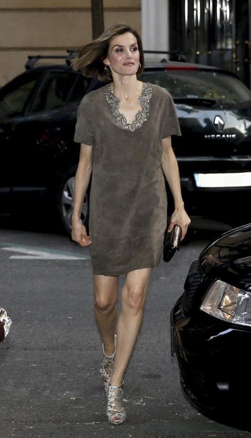 Doña Letizia, con su nuevo corte de pelo, nos sorprendió con un vestido nuevo de lo más favorecedor. Se trataba de un minivestido de ante marrón con escote joya. La Reina combinó este diseño, que pertenece a la colección primavera-verano 2014 de Uterqüe, con unas sandalias de tiras confeccionadas con piel de pitón de Adolfo Domínguez
