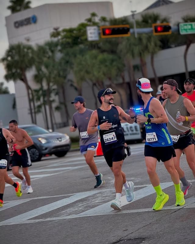 Camilo con sus amigos  que lo apoyaron en el medio maratón