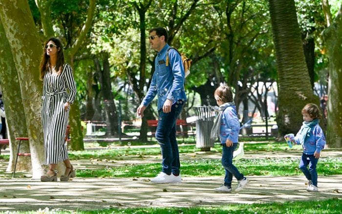 Iker Casillas y Sara Carbonero con sus hijos en Oporto