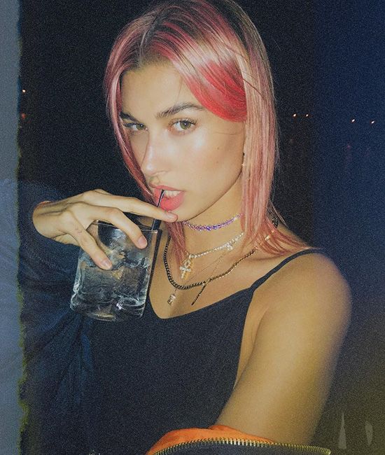 hailey_baldwin_pelo_rosa_1z