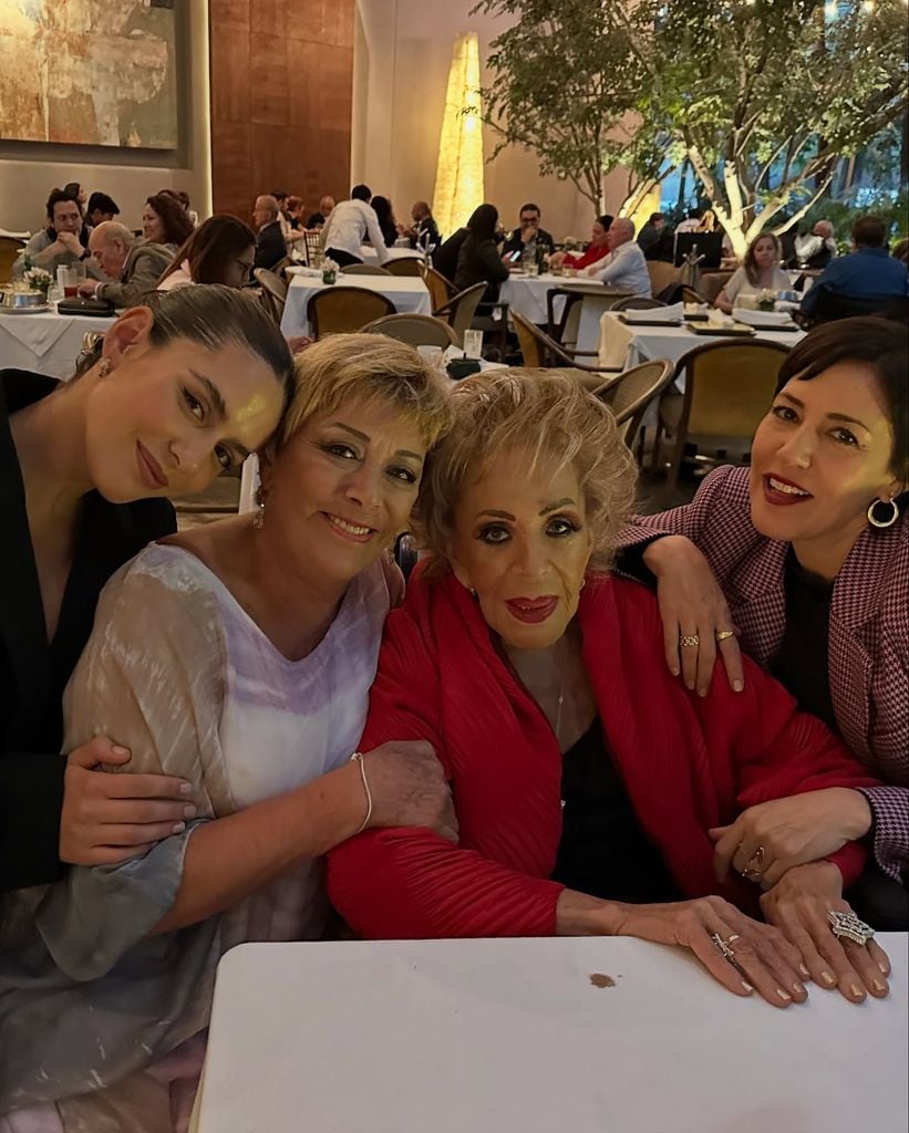 Silvia Pinal, su hija Sylvia, su nieta Stephanie y sus bisnietas, Camila y Michelle.