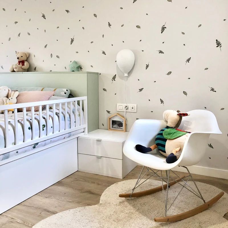 Dormitorio con vinilos en forma de hojas. 