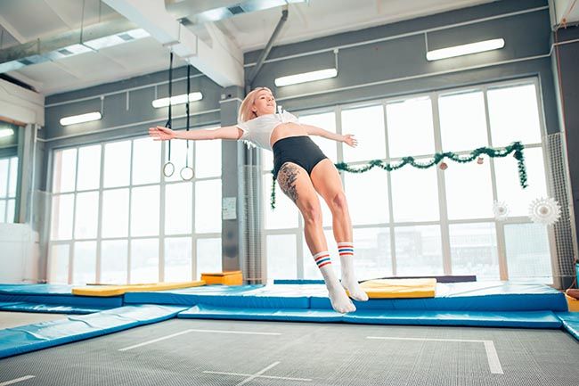 Ponte en forma saltando en una cama elástica