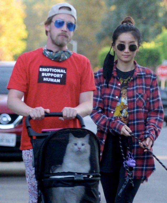 Macaulay Culkin y Brenda Song pasean a su gato