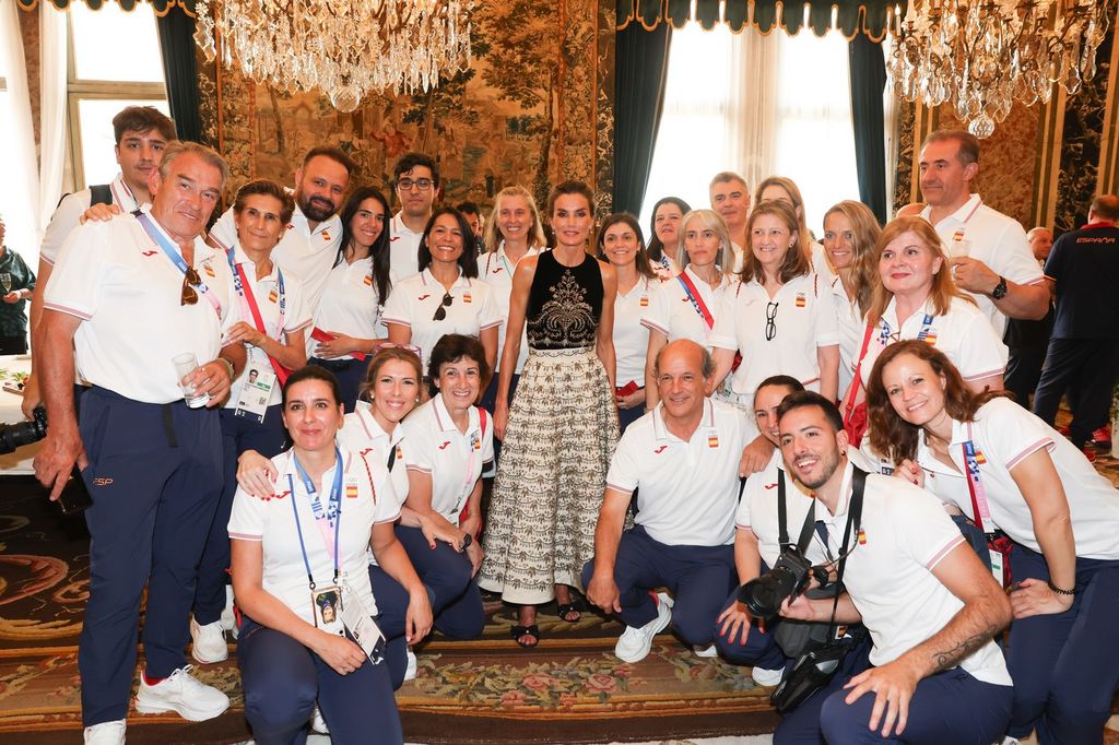 La Reina se inmortaliza en la embajada con los deportistas olímpicos