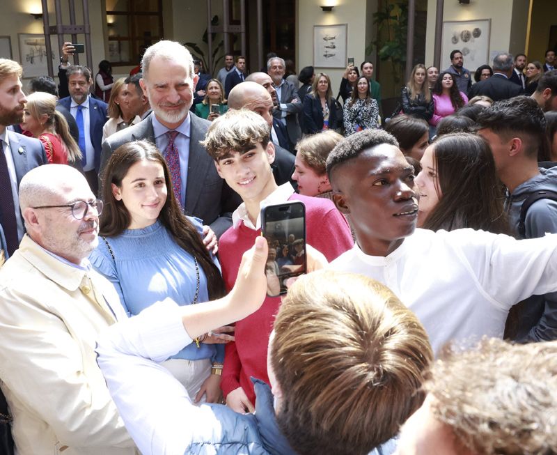 Felipe, el rey de los móviles que arrasa entre la juventud