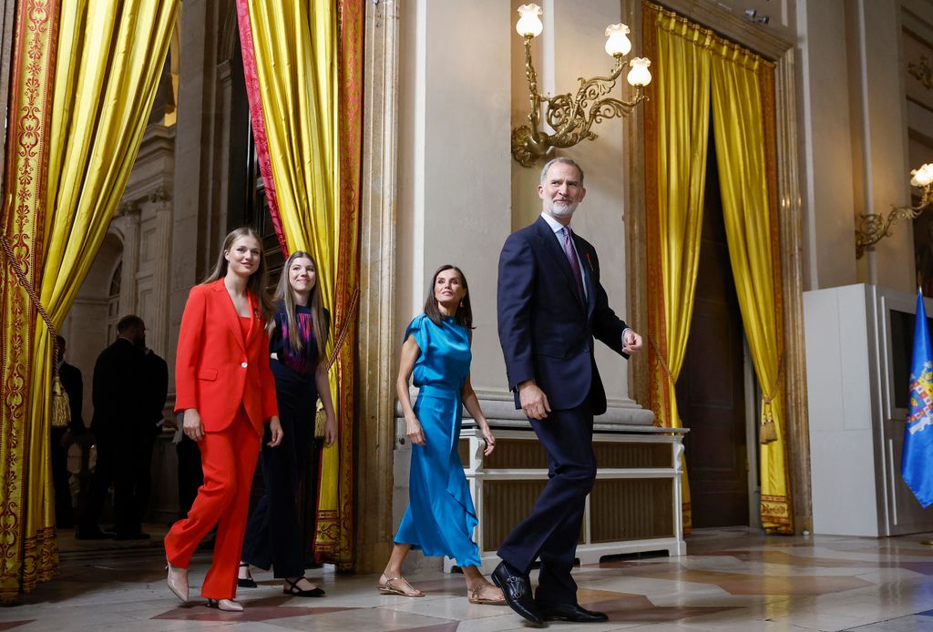 La princesa Leonor y la infanta Sofía sorprenden al Rey Felipe