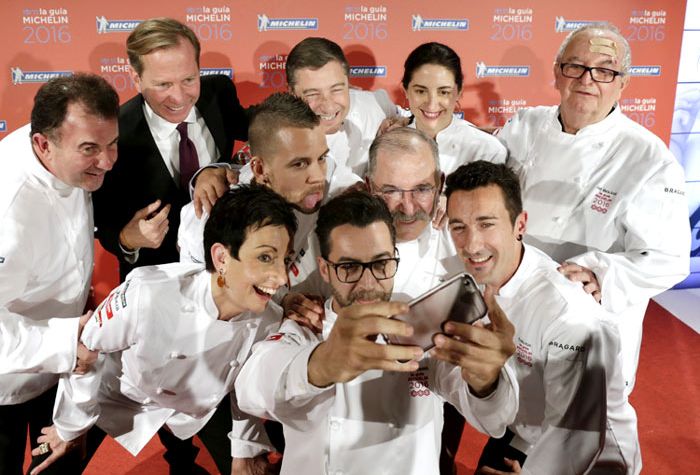 El grupo de restaurantes con tres estrellas Michelin no varía respecto al año pasado. En la imagen vemos a sus chefs haciéndose un divertido 'selfie' tras la presentación de la nueva edición de la 'Guía Roja'.
