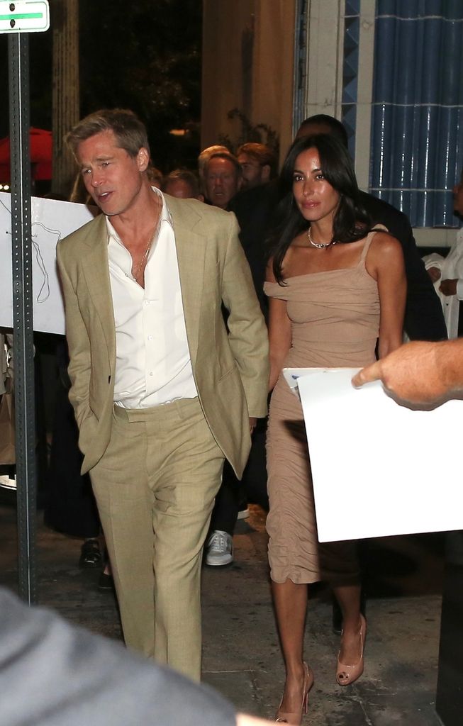 Brad Pitt e Inés de Ramón disfrutan de una cena  en un restaurante de Los Ángeles tras la premiere de 'Wolfs'