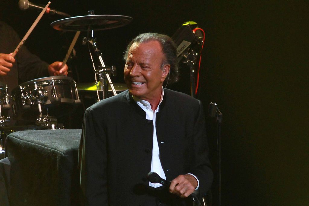 Julio Iglesias el envió sus mejores deseos a su amigo Raphael.