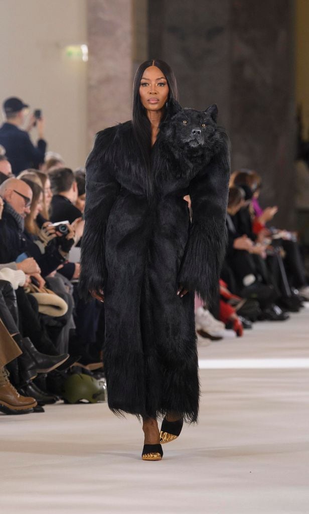 Naomi Campbell en el desfile Alta Costura primavera verano de Schiaparelli con un abrigo que presenta una cabeza de lobo.