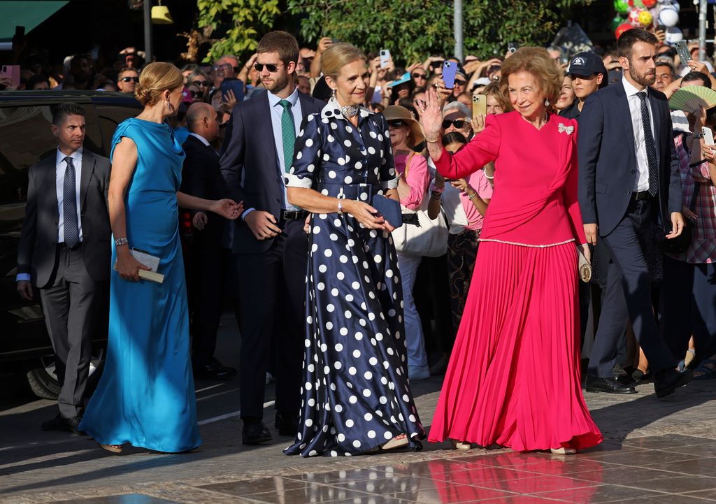 La felicidad de la reina Sofía junto a sus hijas y sus nietos, Irene,  Miguel y Juan, en la boda de Teodora de Grecia